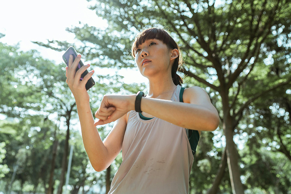 pexels-ketut-subiyanto-4428985_1000px Young woman connecting smartphone and smart watch